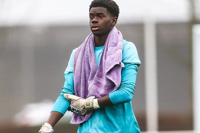 Arsenal midfielder-turned-goalkeeper signs professional contract