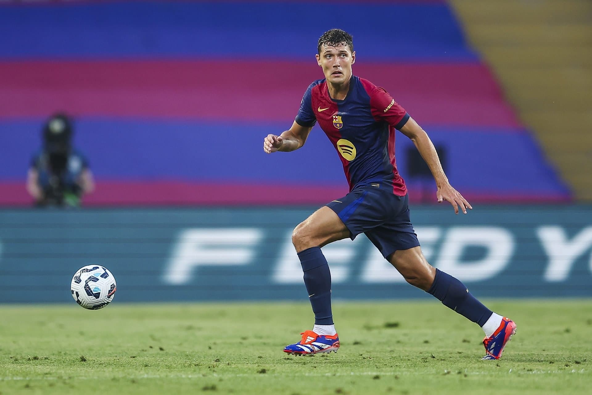 Barcelona defender cuts vacation short and begins training at club facilities