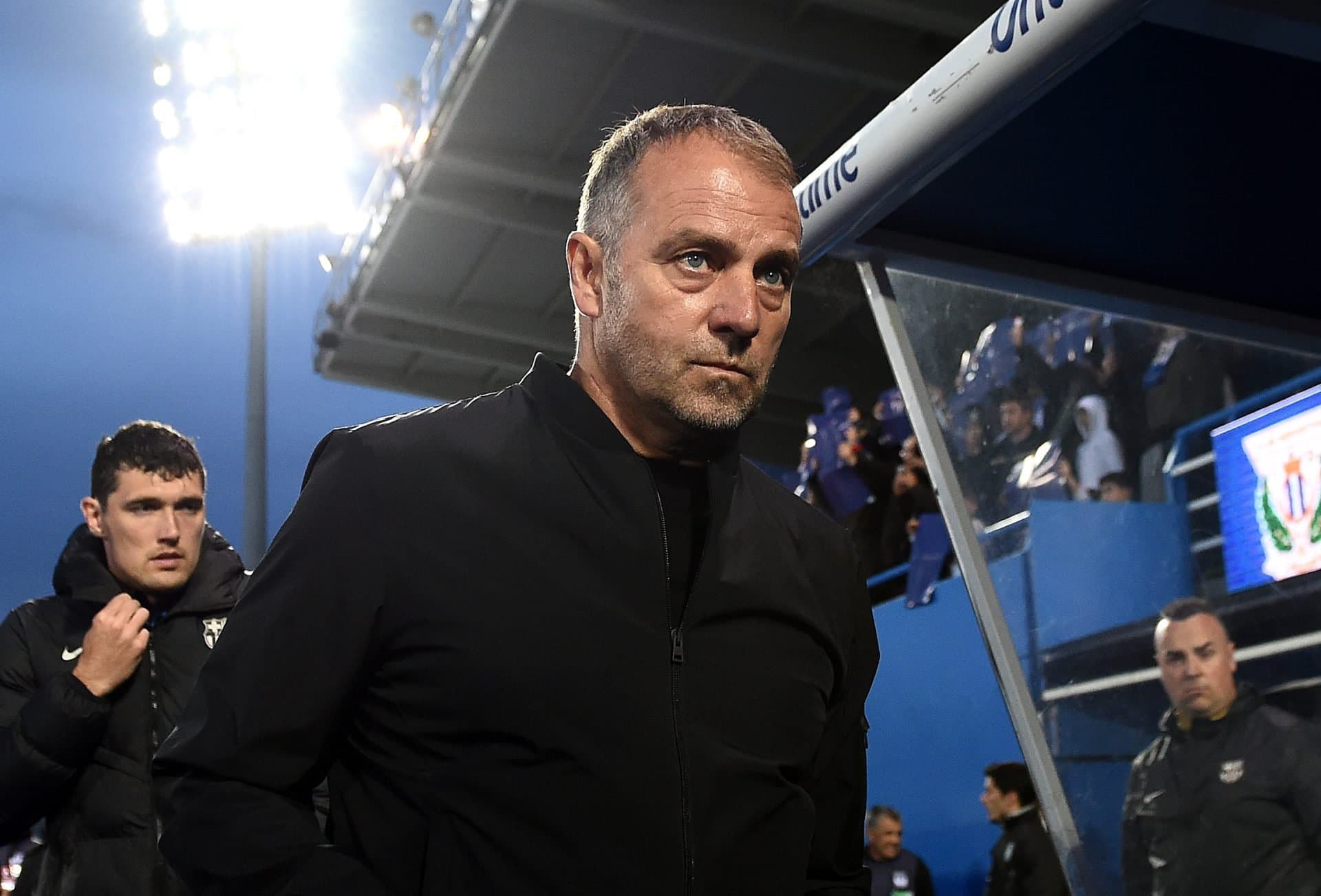 Hansi Flick ends his vacation to clear unresolved issues at Barcelona