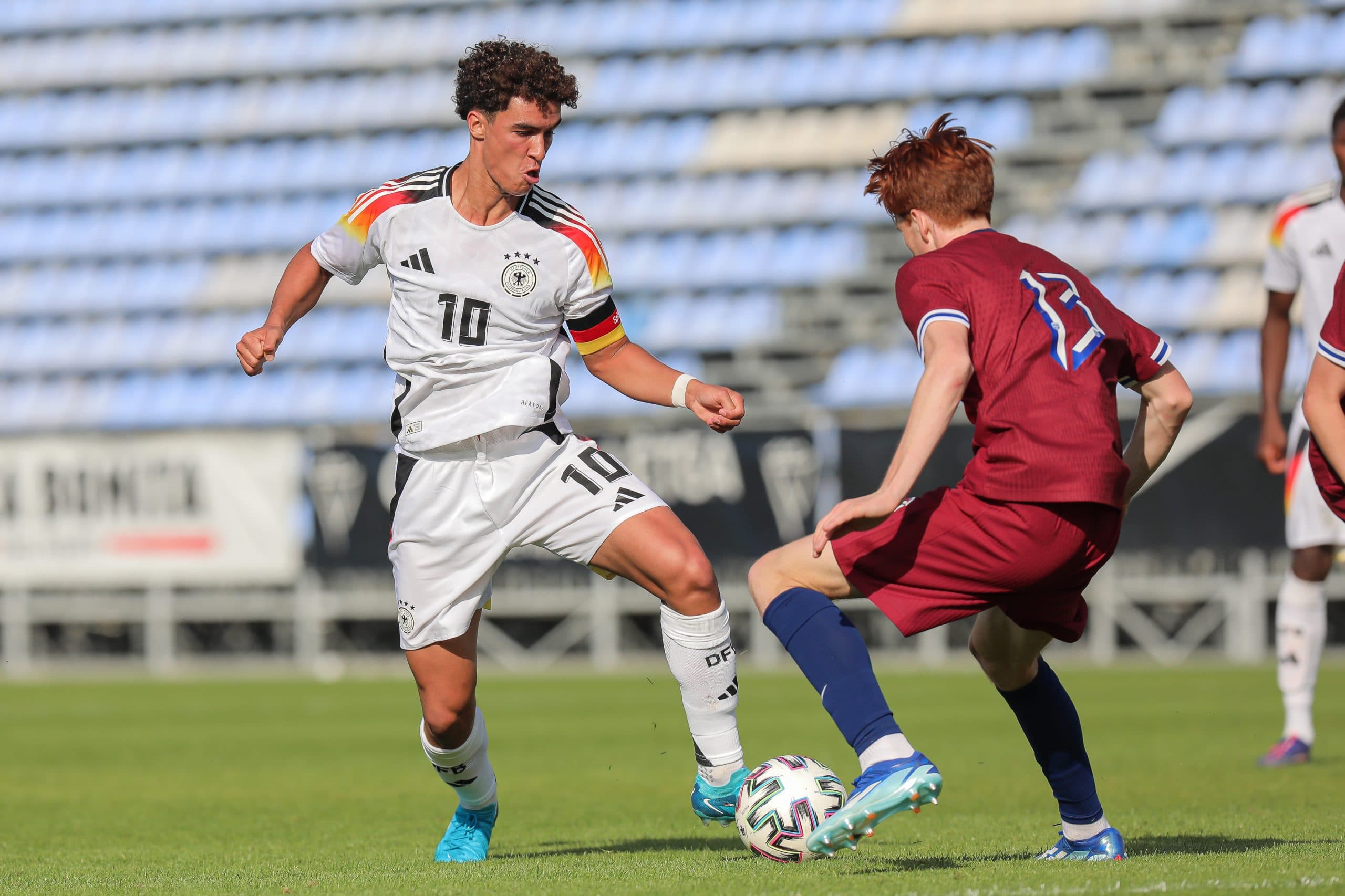 Official | VfB Stuttgart complete the signing of Noah Darvich from Barcelona