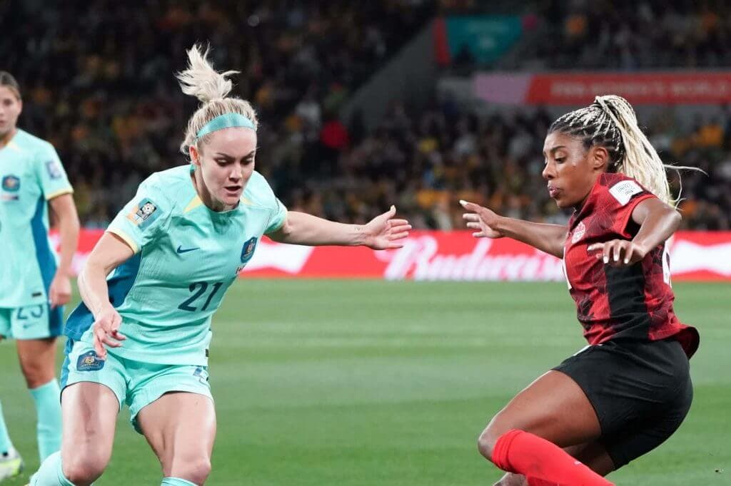 Chelsea to sign Lyon defender Ellie Carpenter in swap deal for Ashley Lawrence