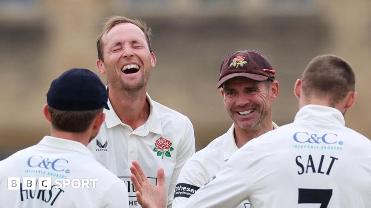 Hartley helps Lancs to nine-wicket win over Glos