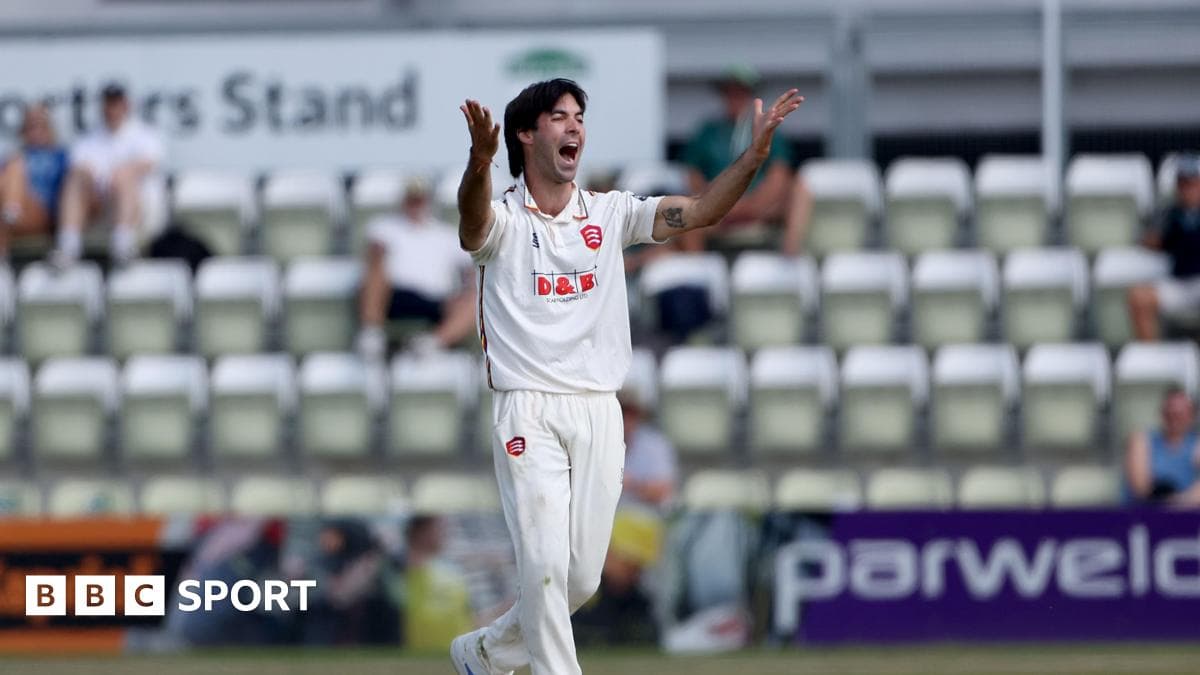 Essex bowler Snater signs two-year extension