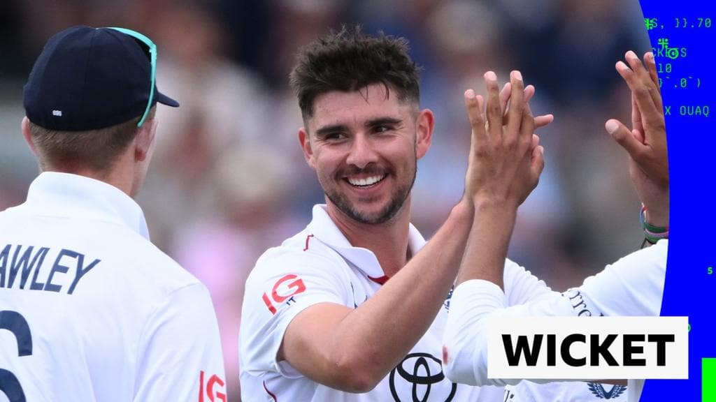 England finally break through as Jadeja caught by Smith